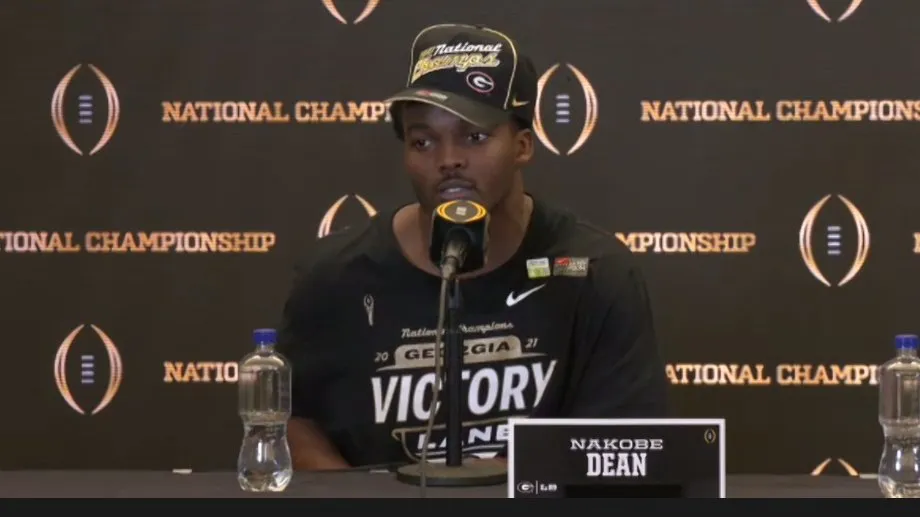 Nakobe Dean con la gorra correcta