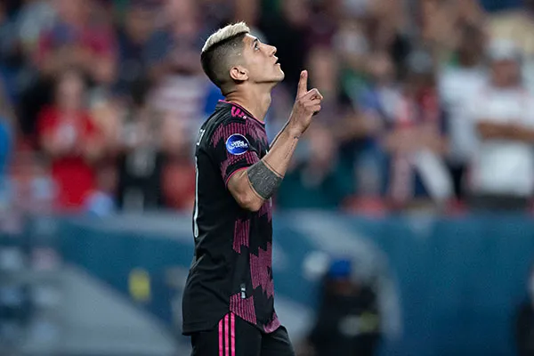 Pulido en partido con Selección