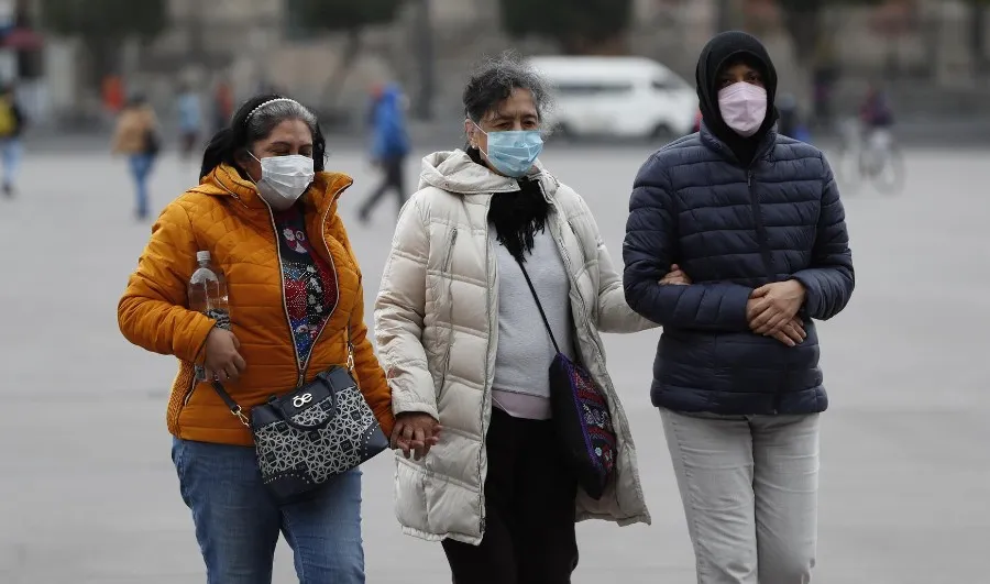 EFE Capitalinos con cubrebocas