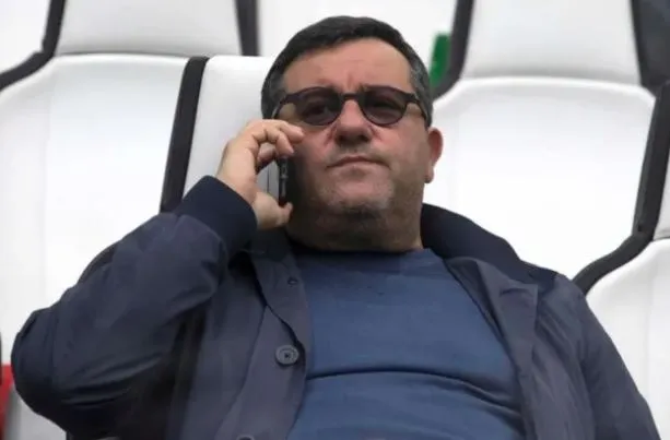 Mino Raiola sigue las acciones de un juego