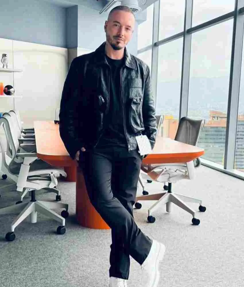 J Blavin posando para una fotografía