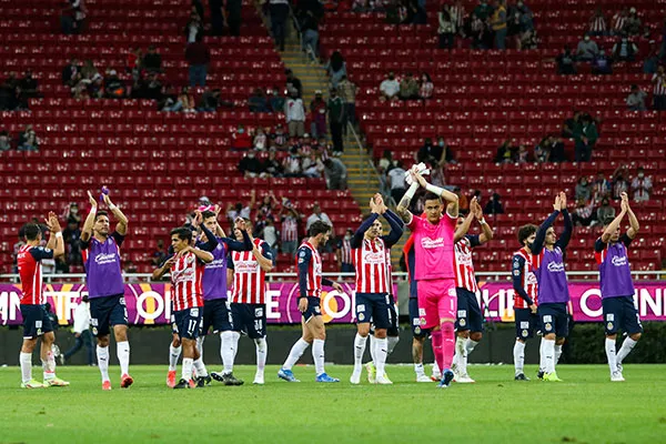 Jugadores de Chivas tras la victoria sobre Mazatlán