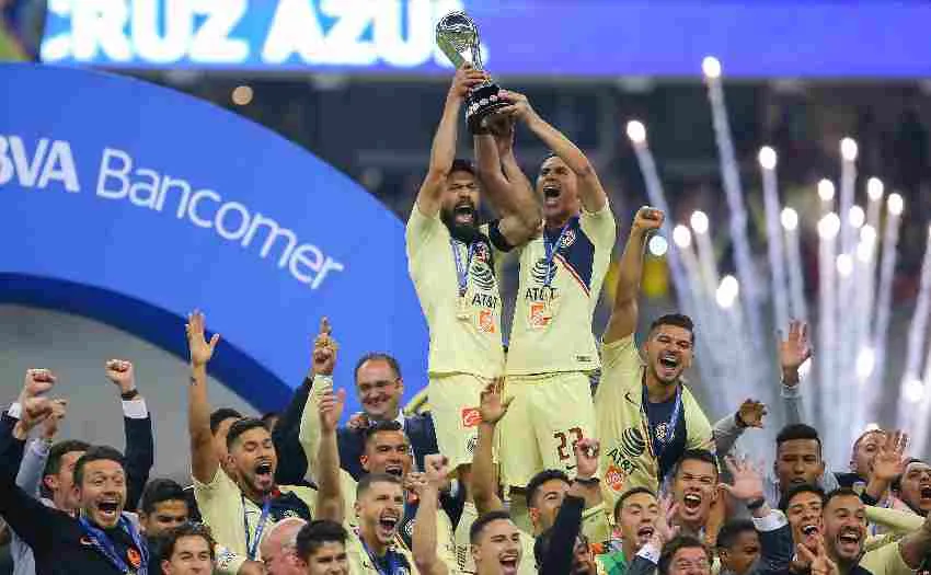 Oribe alzando el título del América