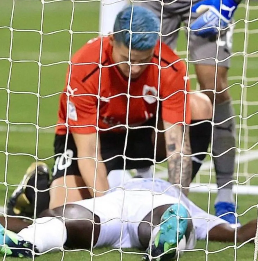 TWITTER @AlRayyanScEng James Rodríguez sostiene la cabeza de Coulibaly