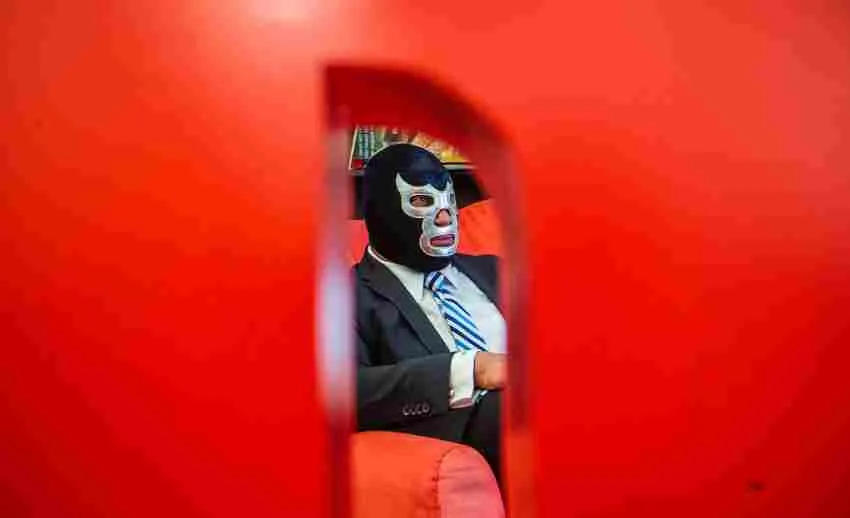 Blue Demon Jr. en las oficinas de RÉCORD