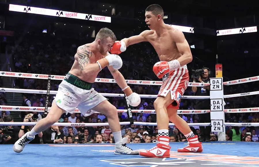 Munguía en combate ante Dennis Hogan
