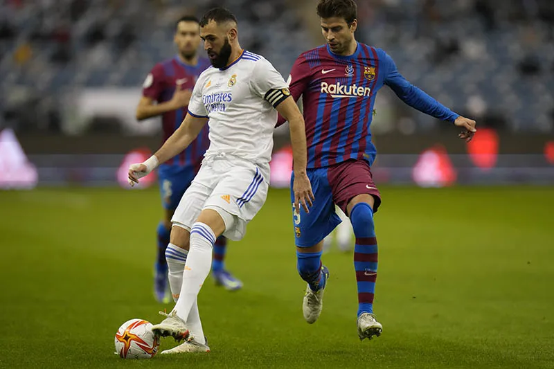 Piqué pelea un esférico contra Benzema