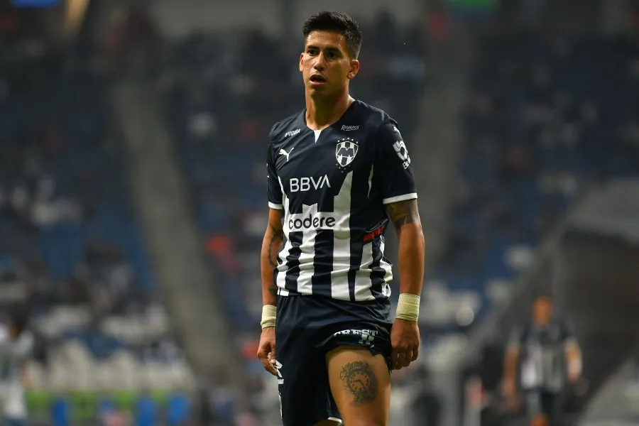 Maxi Meza durante un partido con Rayados