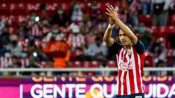 Ángel Zaldívar festeja un gol con Chivas