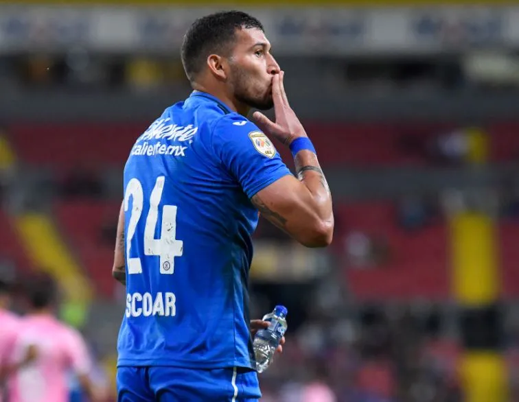 Juan Escobar en festejo tras triunfo