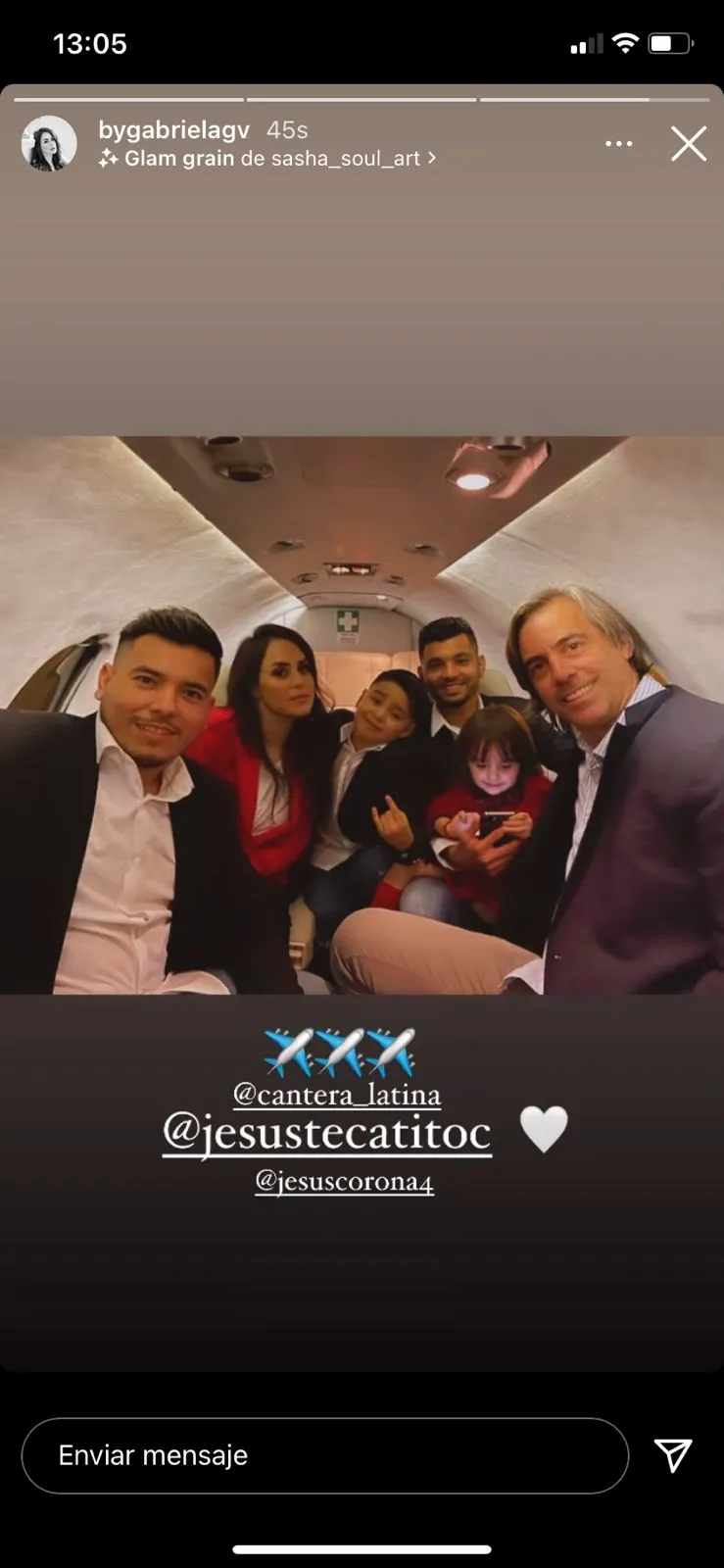 Tecatito junto a su familia y comitiva en el vuelo rumbo a Sevilla
