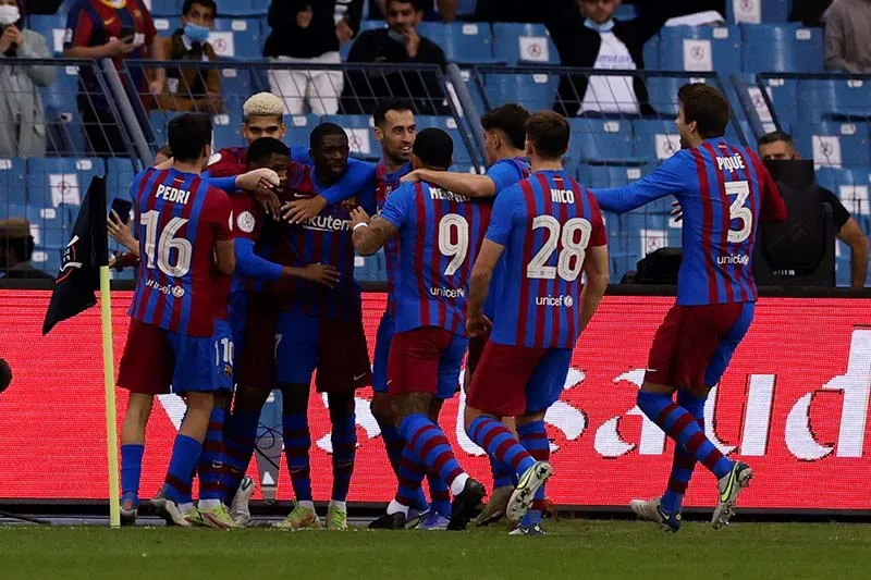 Jugadores del Barcelona durante el duelo ante el Real Madrid