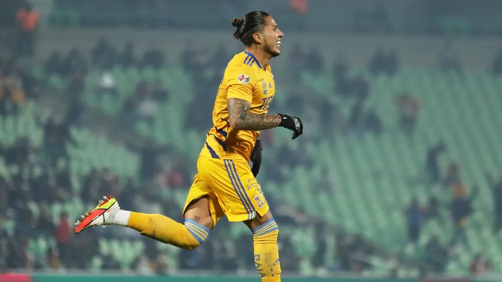 Carlos Salcedo celebrando gol con Tigres en la Liga MX