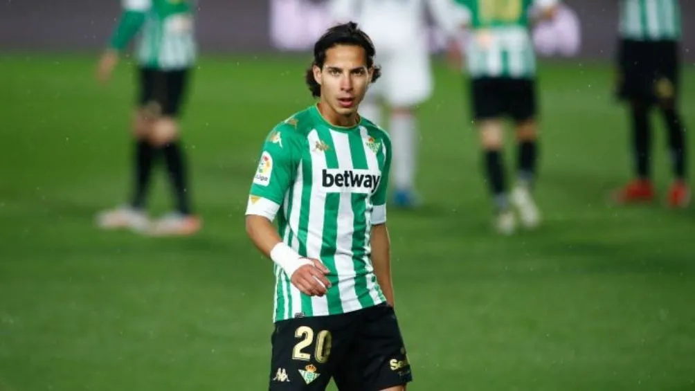 Diego Lainez jugando partido con Real Betis en LaLiga