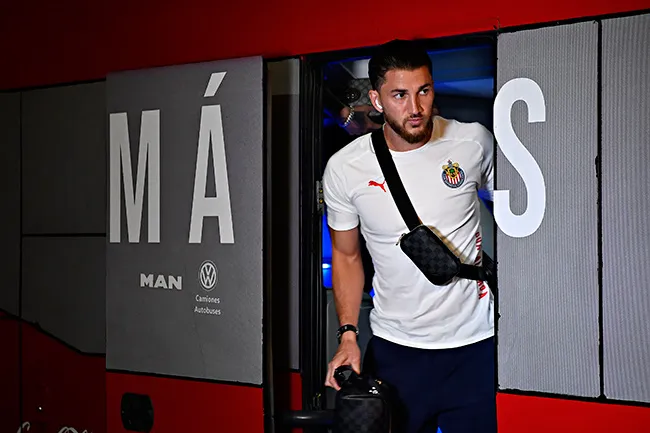 Mier desciende del autobús del Rebaño