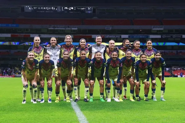 Jugadoras de las Águilas previo a partido