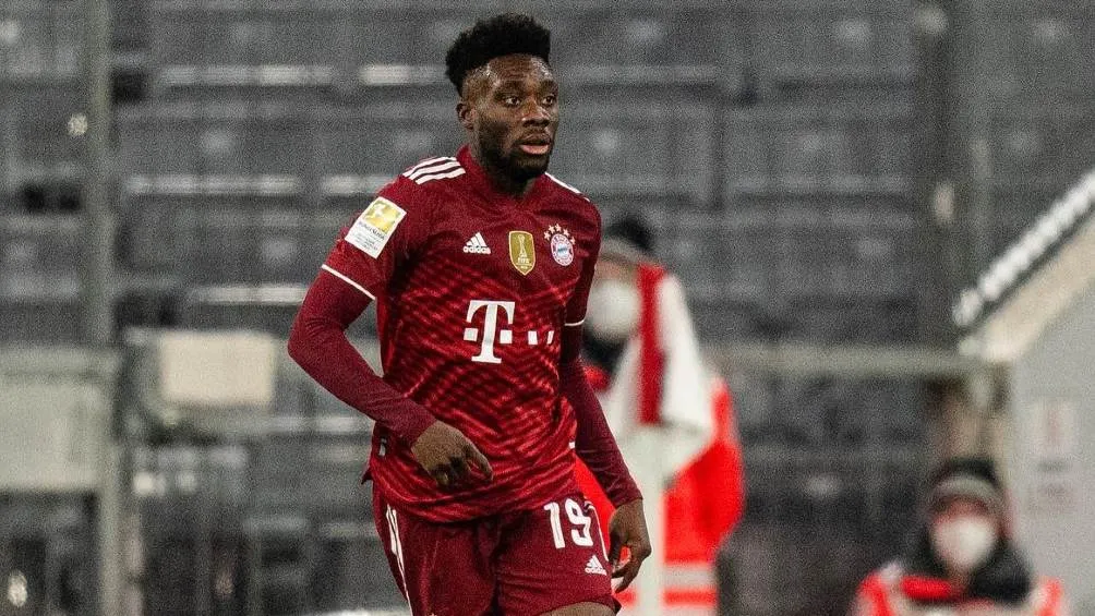 Alphonso Davies jugando partido con el Bayern Munich