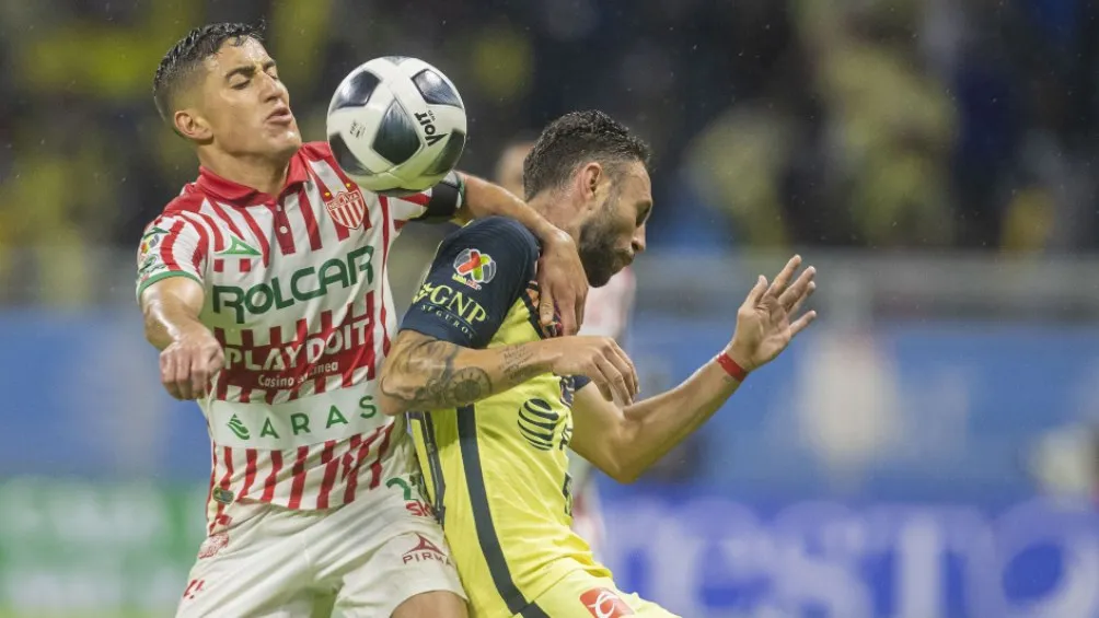 Alejandro Zendejas jugando partido con Necaxa vs América