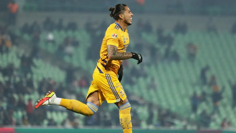 Carlos Salcedo celebrando gol con Tigres en la Liga MX