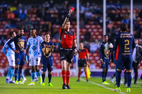 Expulsión de Alan Mozo