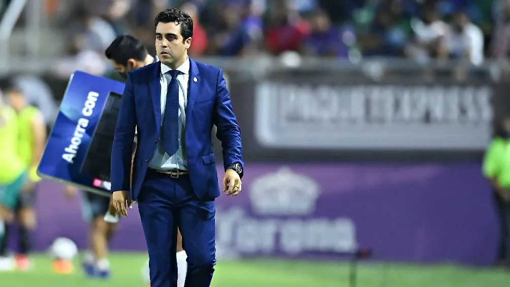 Marcelo Michel Leaño dirigiendo a Chivas en la Liga MX