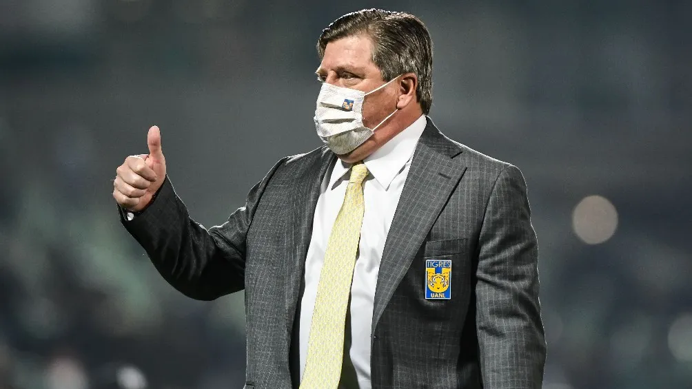 Miguel 'Piojo' Herrera dirigiendo a Tigres en la Liga MX