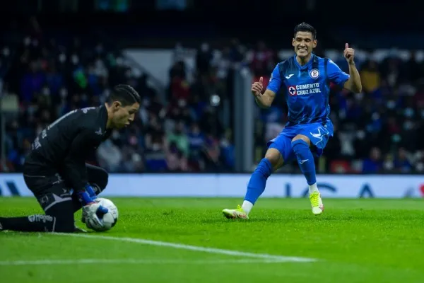 Uriel Antuna reacciona durante partido