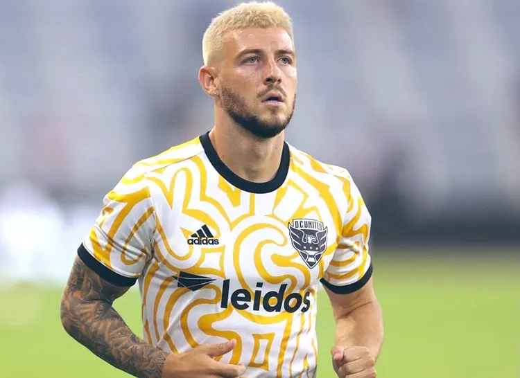 Paul Arriola durante un duelo con el DC United