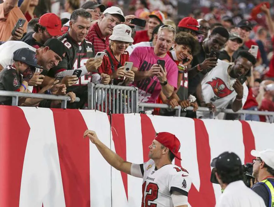 Brady le regala gorra a Noah Reeb