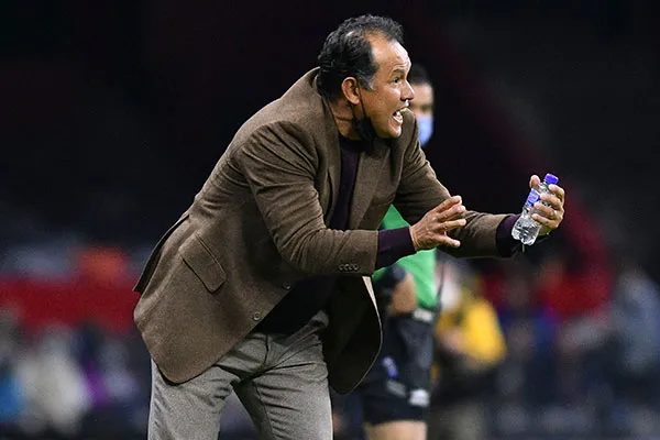 Juan Reynoso en partido con Cruz Azul