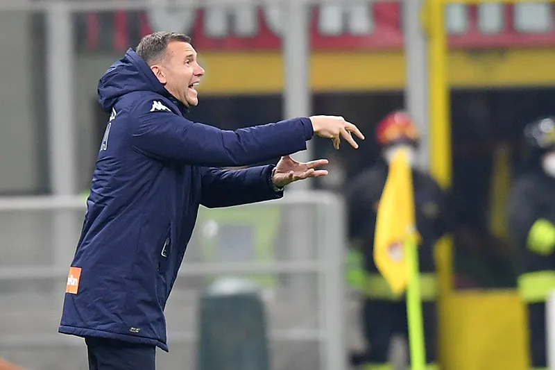 Andriy Shevchenko da indicaciones en un duelo del Genoa