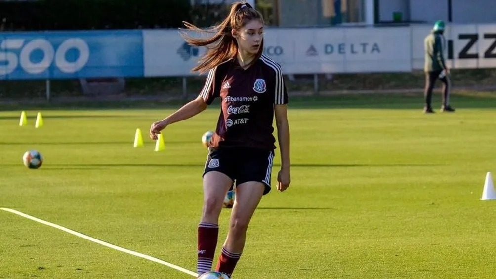 Tatiana Flores entrenando con la Selección Mexicana Femenil
