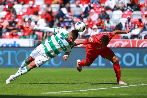 Óscar Vanegas en acción frente a Santos