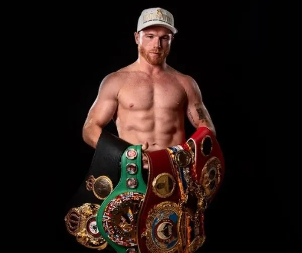 Saúl 'Canelo' Álvarez posa con sus cinturones