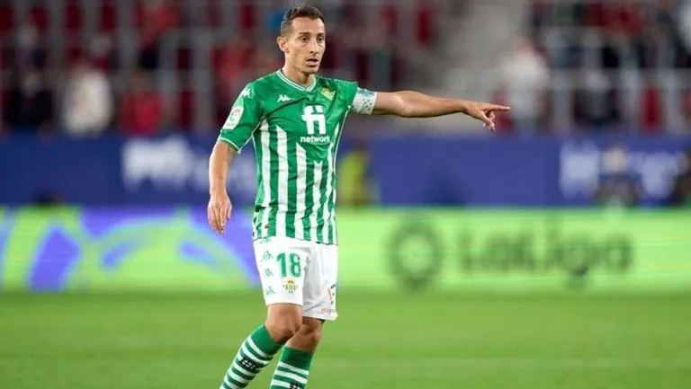 Andrés Guardado en acción con el Betis