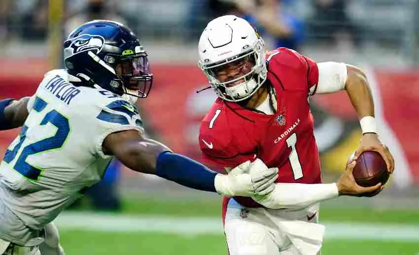 Kyler Murray jugando con los Cardinals