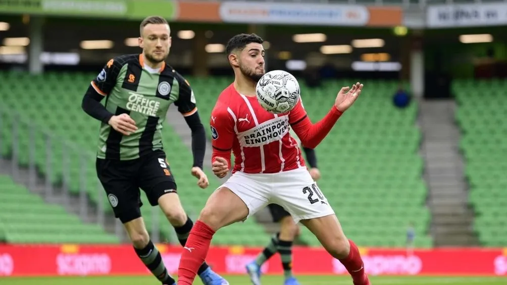 Jugadores pelean un balón