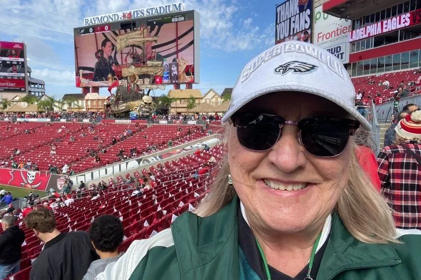 TWITTER: @NFL Donna Kelce en el estadio de Tampa Bay