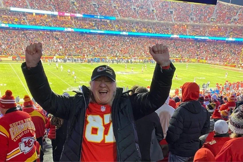 TWITTER: @NFL Donna Kelce en el estadio de los Chiefs