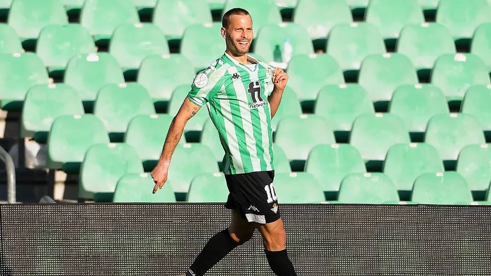 Sergio Canales festejando gol en la Copa del Rey vs Sevilla