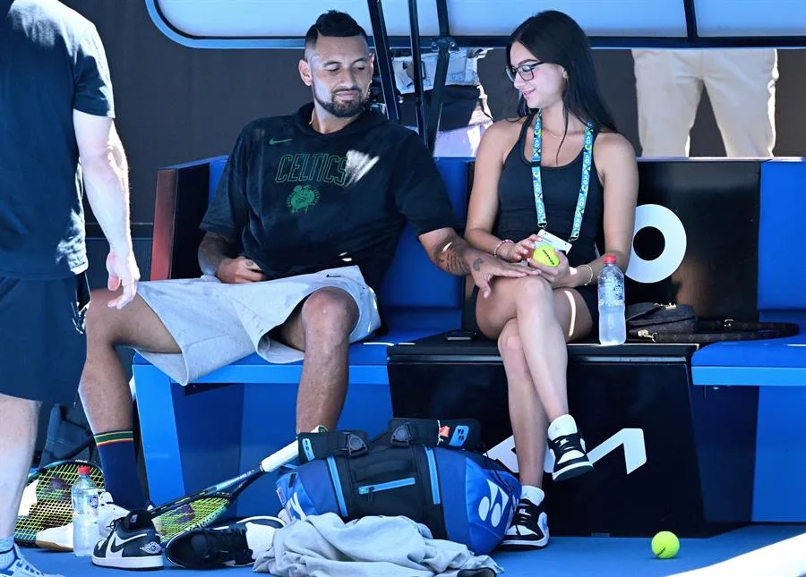 Nick Kyrgios junto a su novia Costeen Hatzi