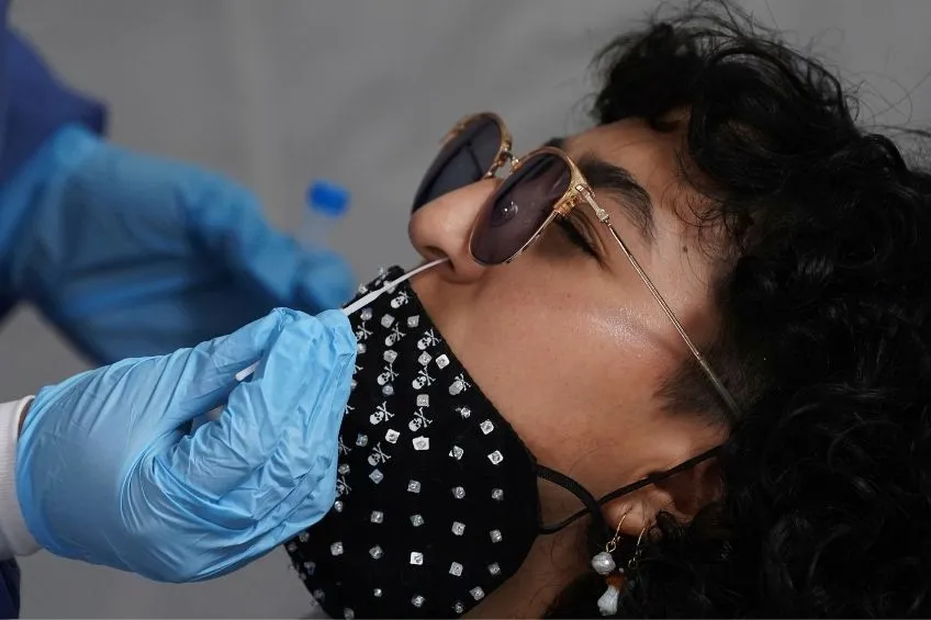 Mujer realizándose prueba de Covid-19