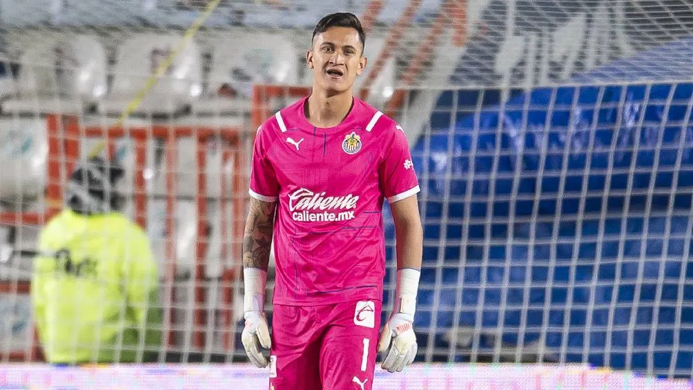 Raúl Gudiño jugando partido con Chivas vs Pachuca en la Liga MX