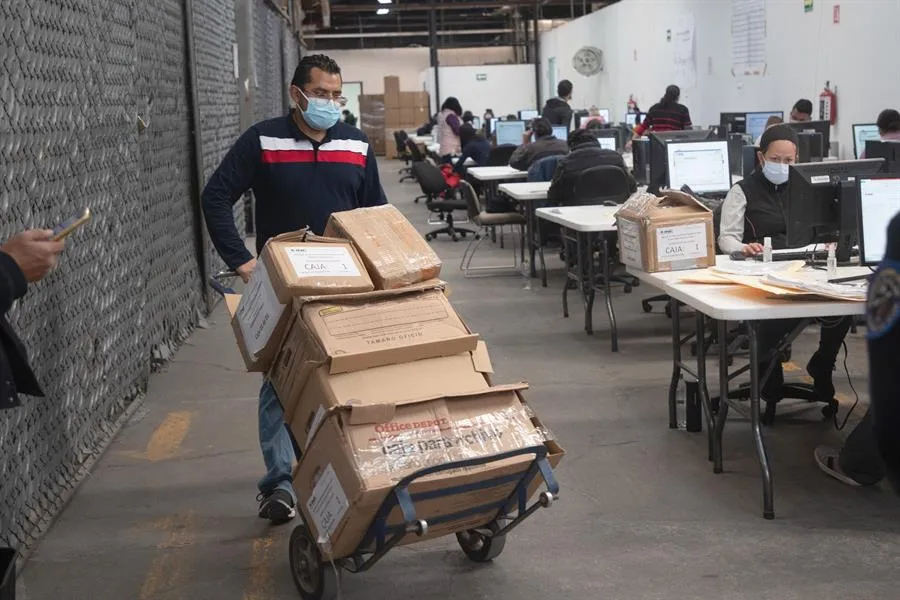 Empleados del INE revisan las firmas