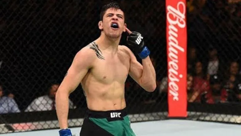 Brandon Moreno durante una pelea en la UFC