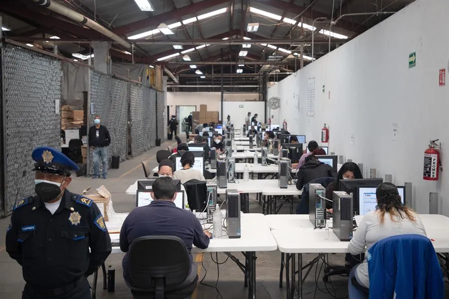 Empleados del INE revisan las firmas