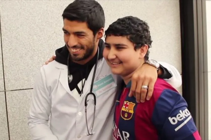 Luis Suárez y el paciente tras la entrega del jersey