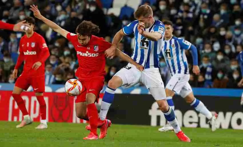Javier Serrano y Alexander Sorloth peleando un balón