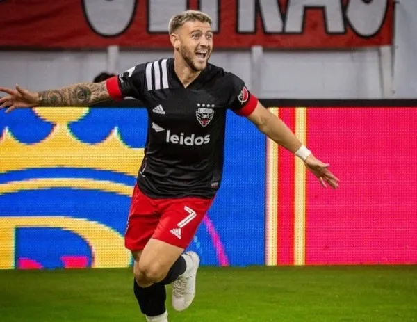 Paul Arriola celebra con el DC United