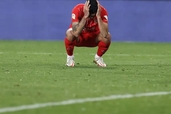 Tecatito se lamenta tras la falla